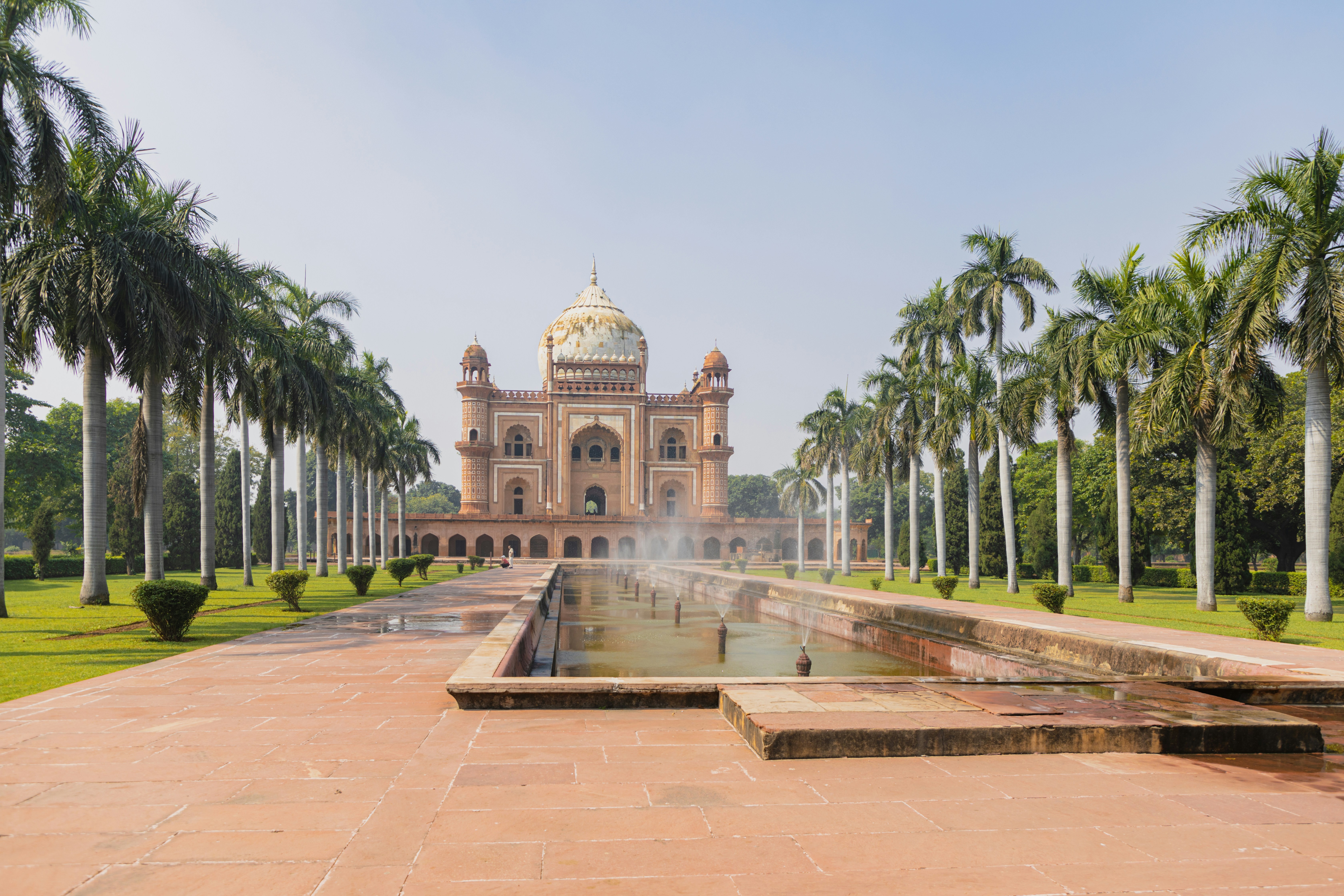 Un edificio con una cúpula y palmeras frente a él