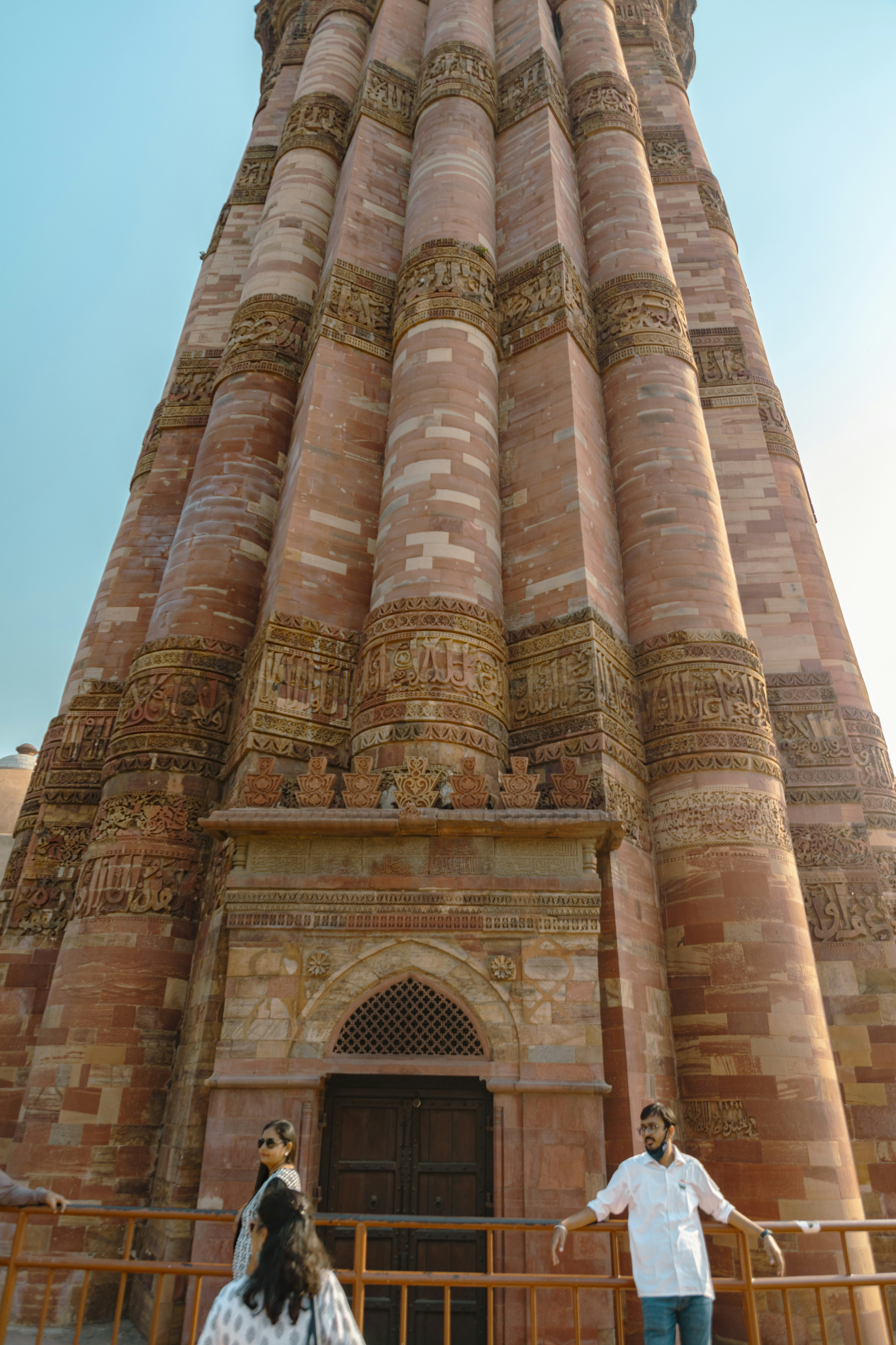 Un hombre y una mujer frente a un edificio alto