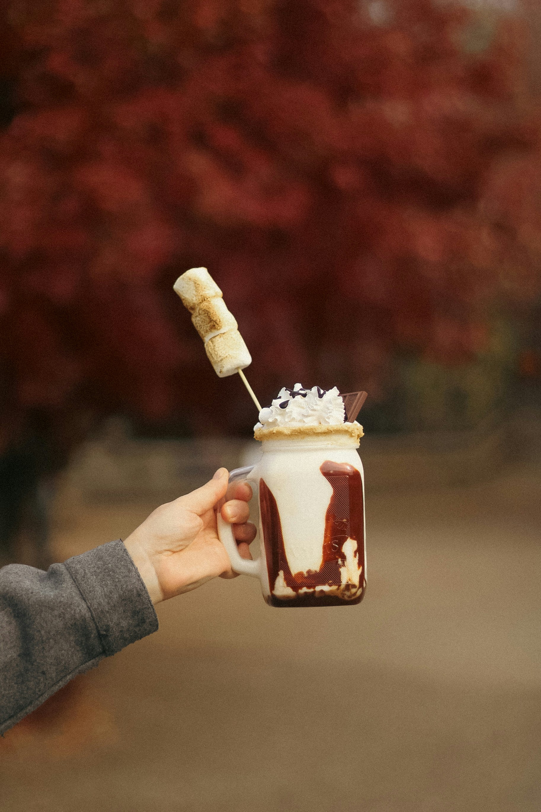 une main tenant une glace