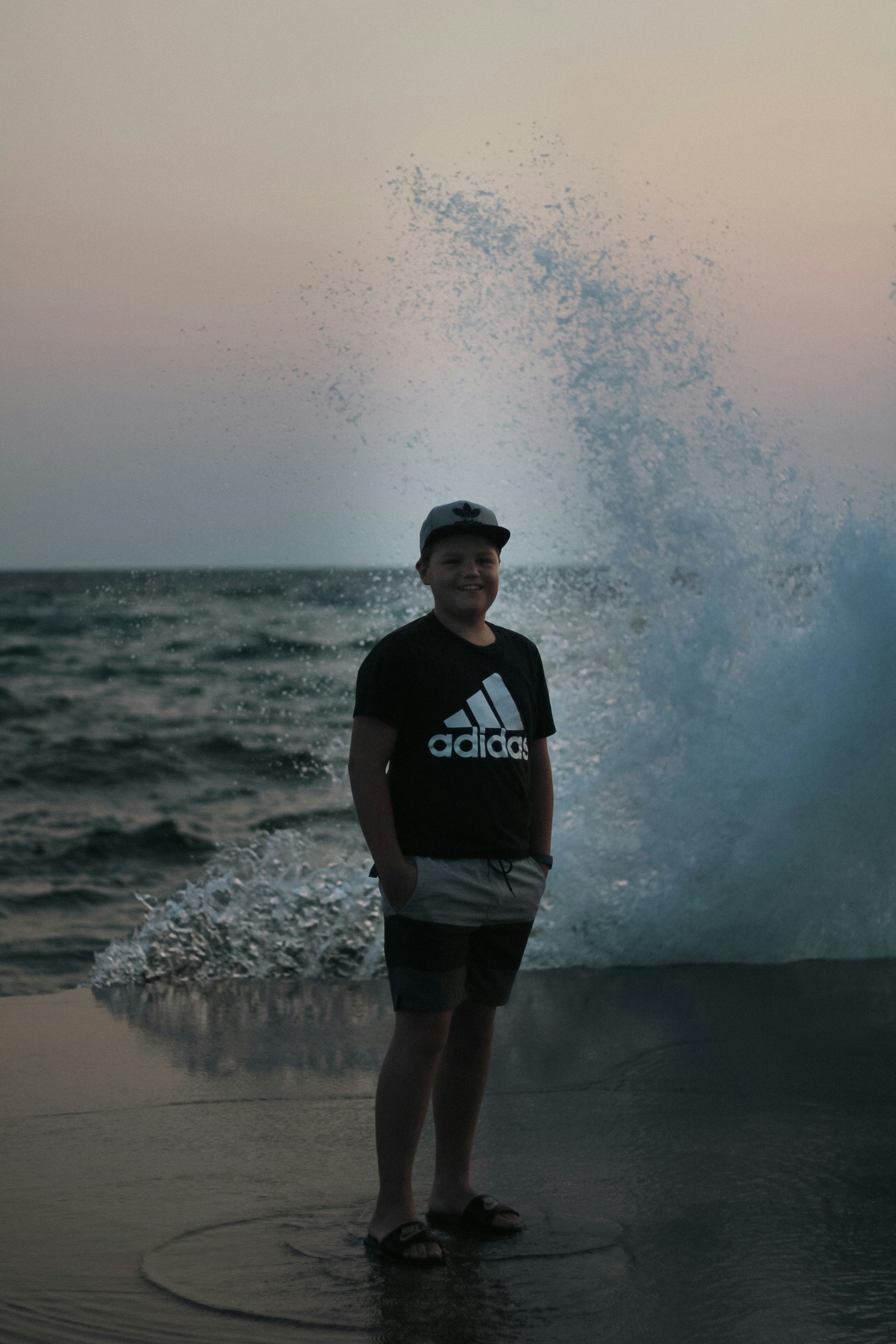 Un homme debout sur une plage