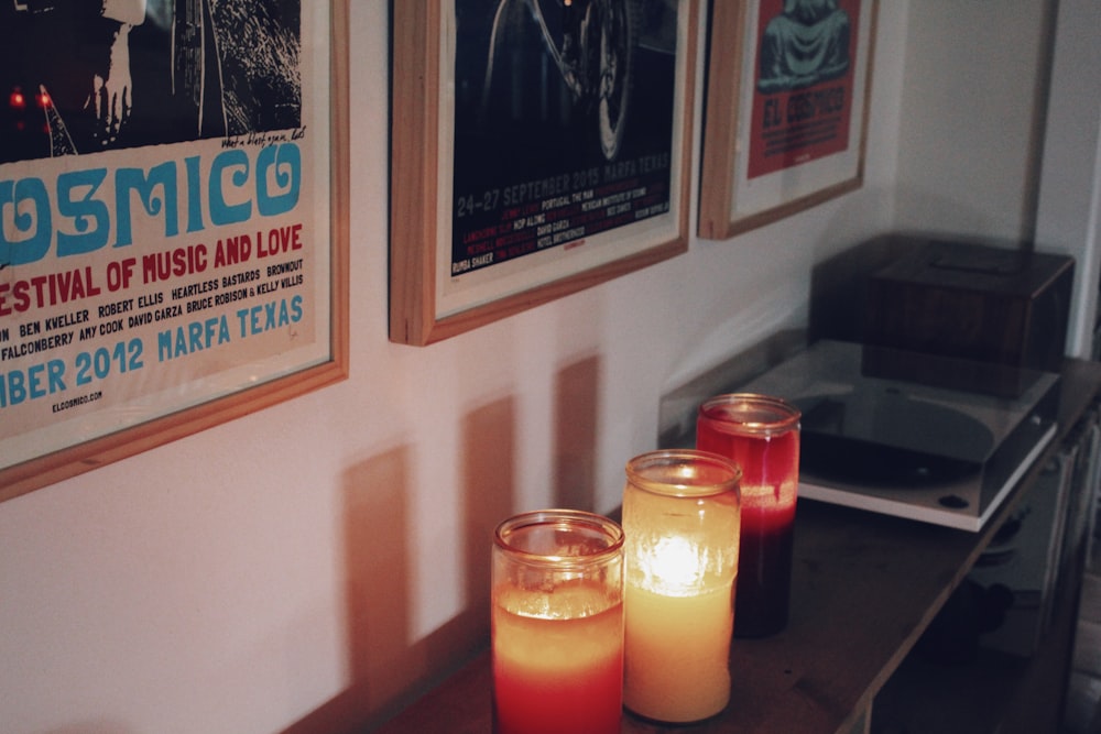 Un gruppo di candele su un tavolo