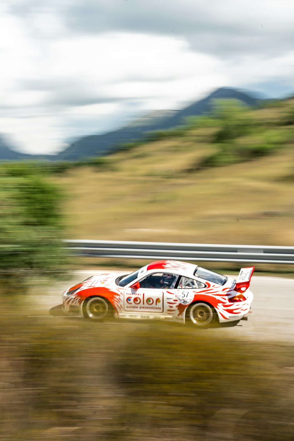 um carro de corrida em uma pista