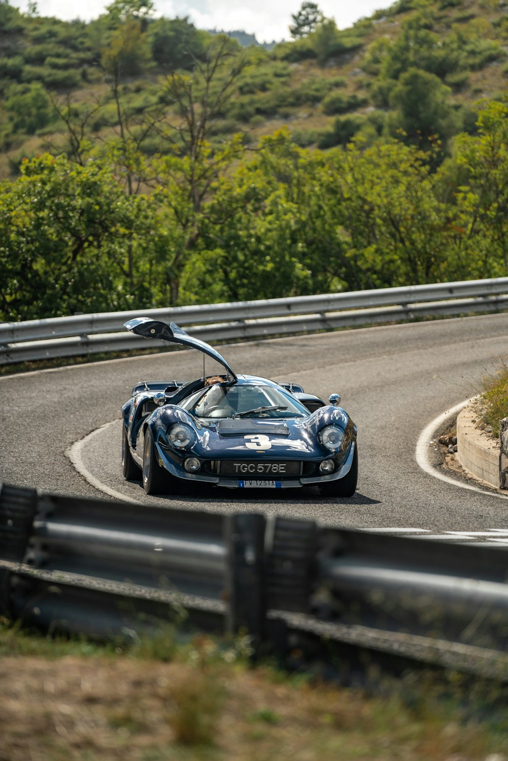 um carro de corrida azul em uma pista