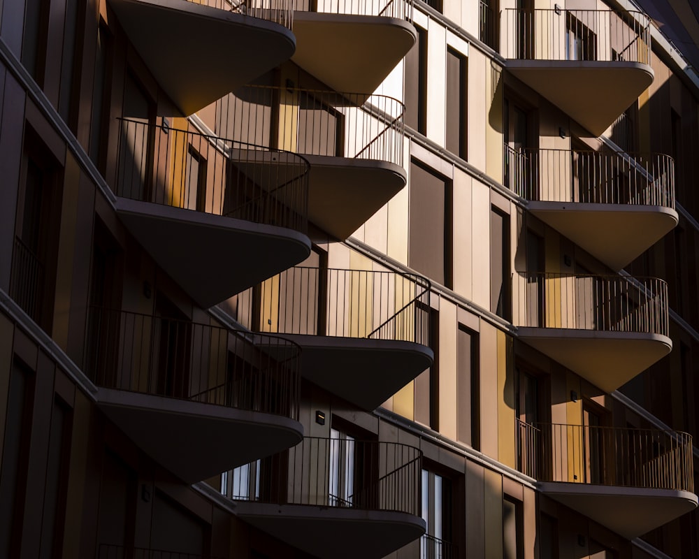 un bâtiment avec plusieurs balcons