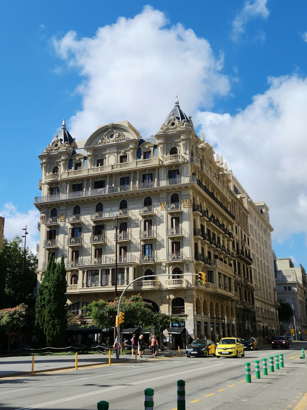 a large building with many windows