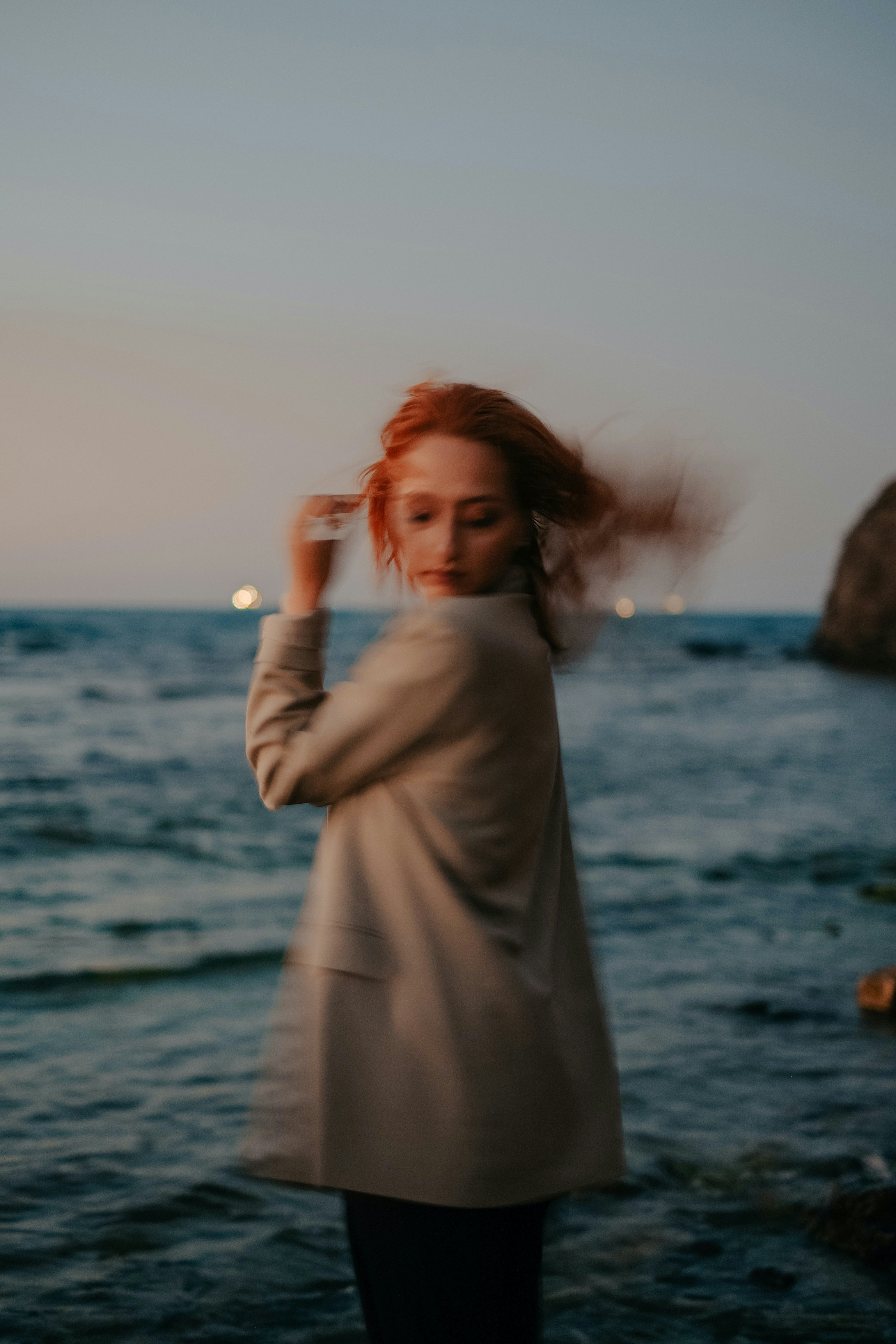 Foto Una mujer parada frente a un cuerpo de agua – Imagen gratis en ...