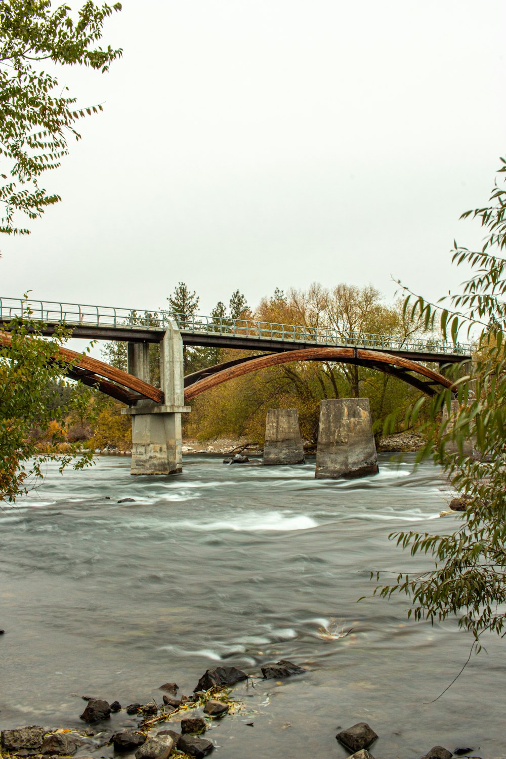 un pont au-dessus d’une rivière