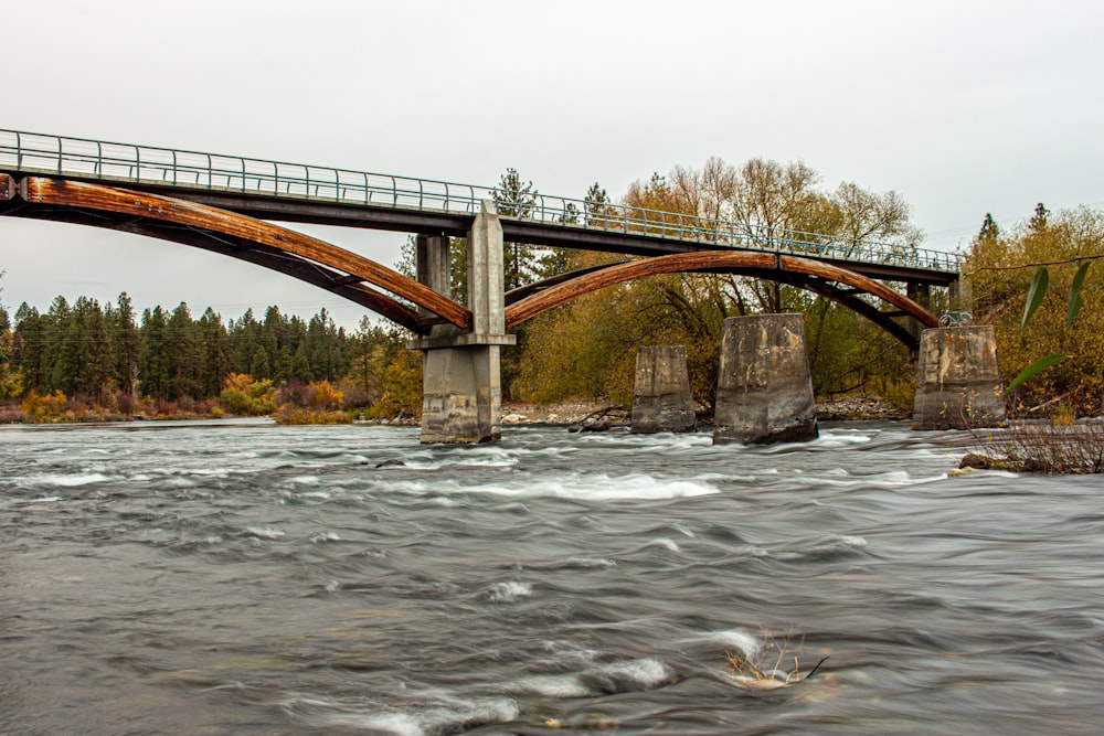 Eine Brücke über einen Fluss