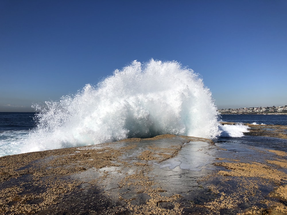 onde che si infrangono su una spiaggia