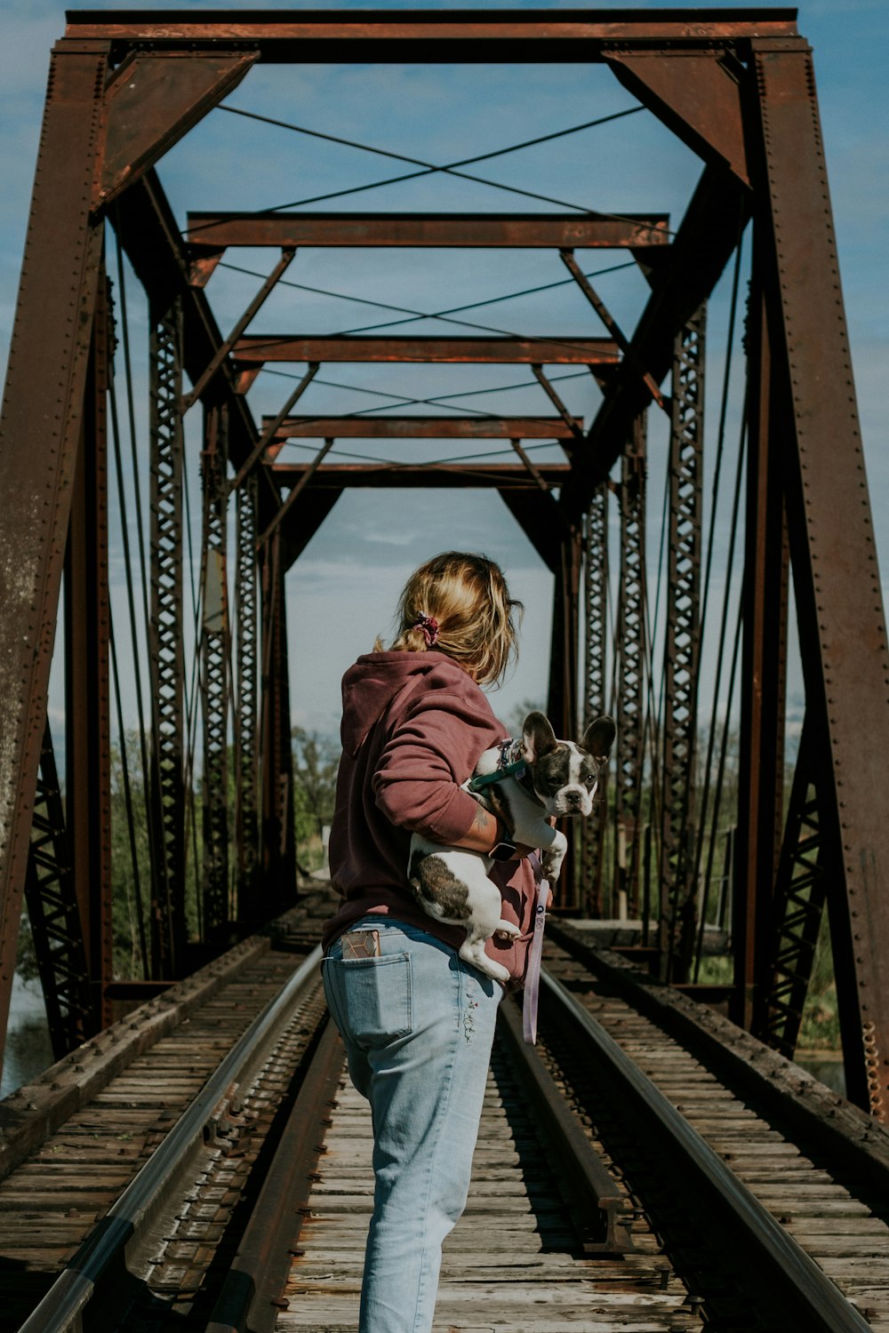 una persona che cammina su un binario ferroviario