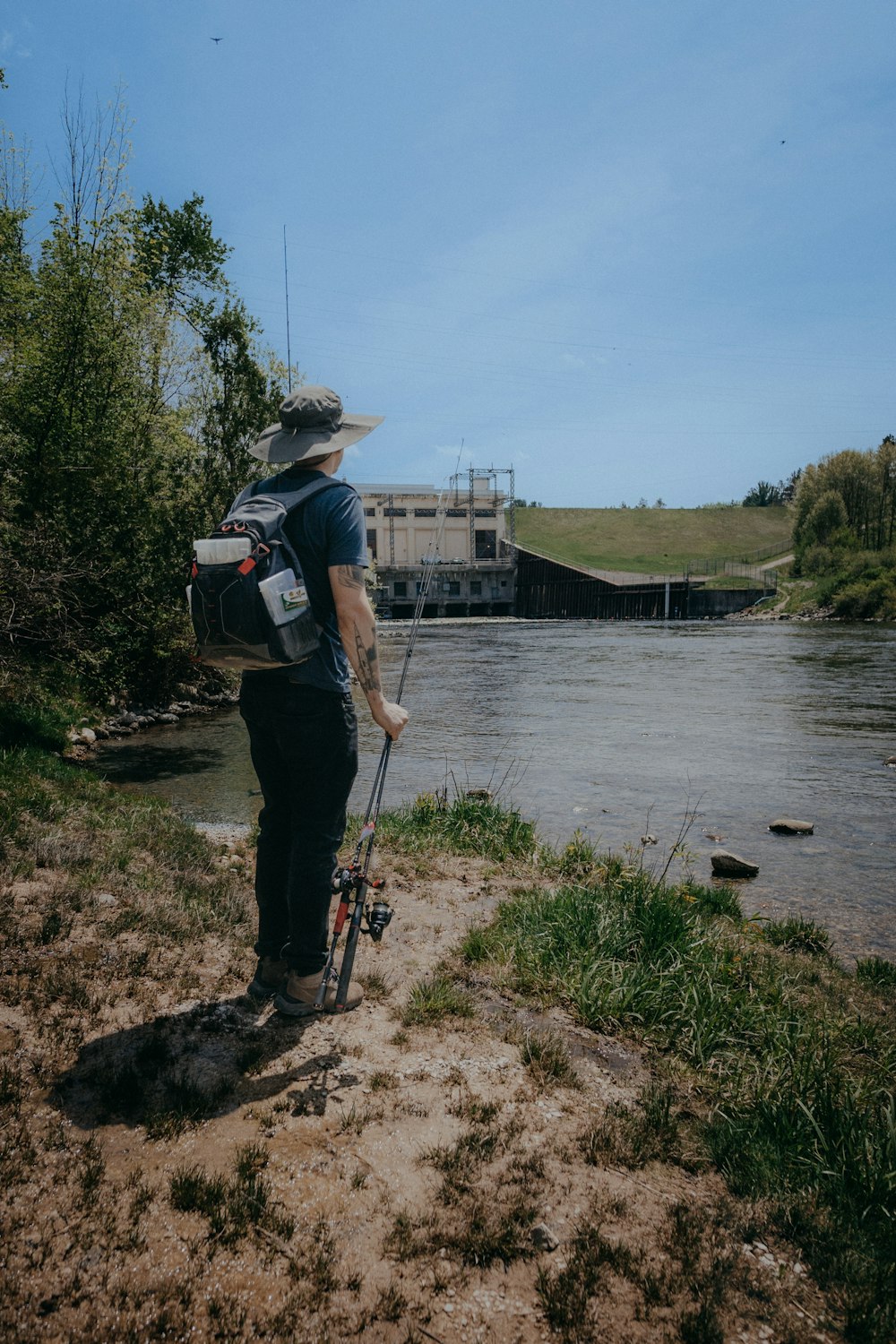 Un uomo con uno zaino in bicicletta vicino a un fiume