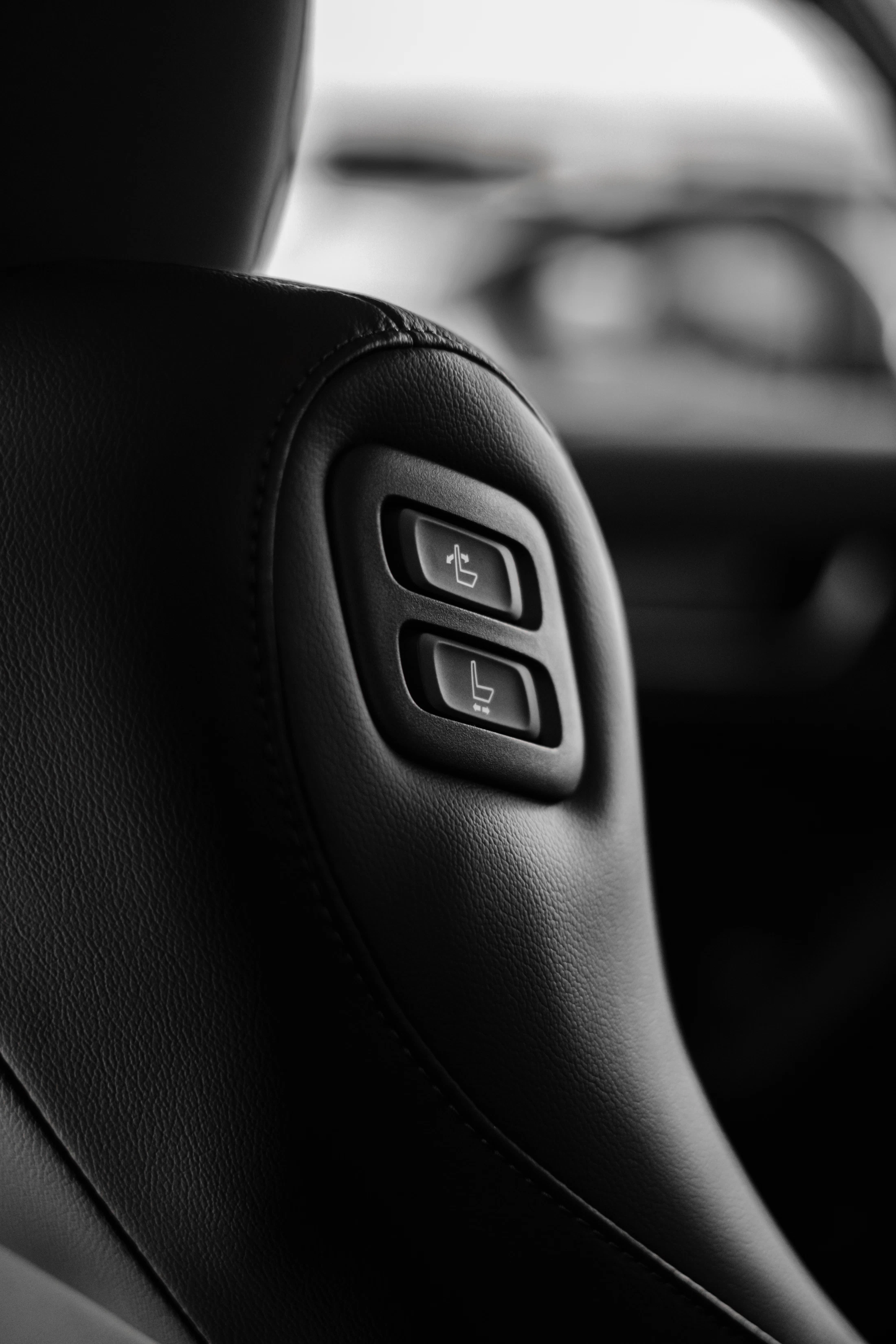 مفتاح سيارة بشريحة إلكترونية في إضاءة داكنة فاخرة