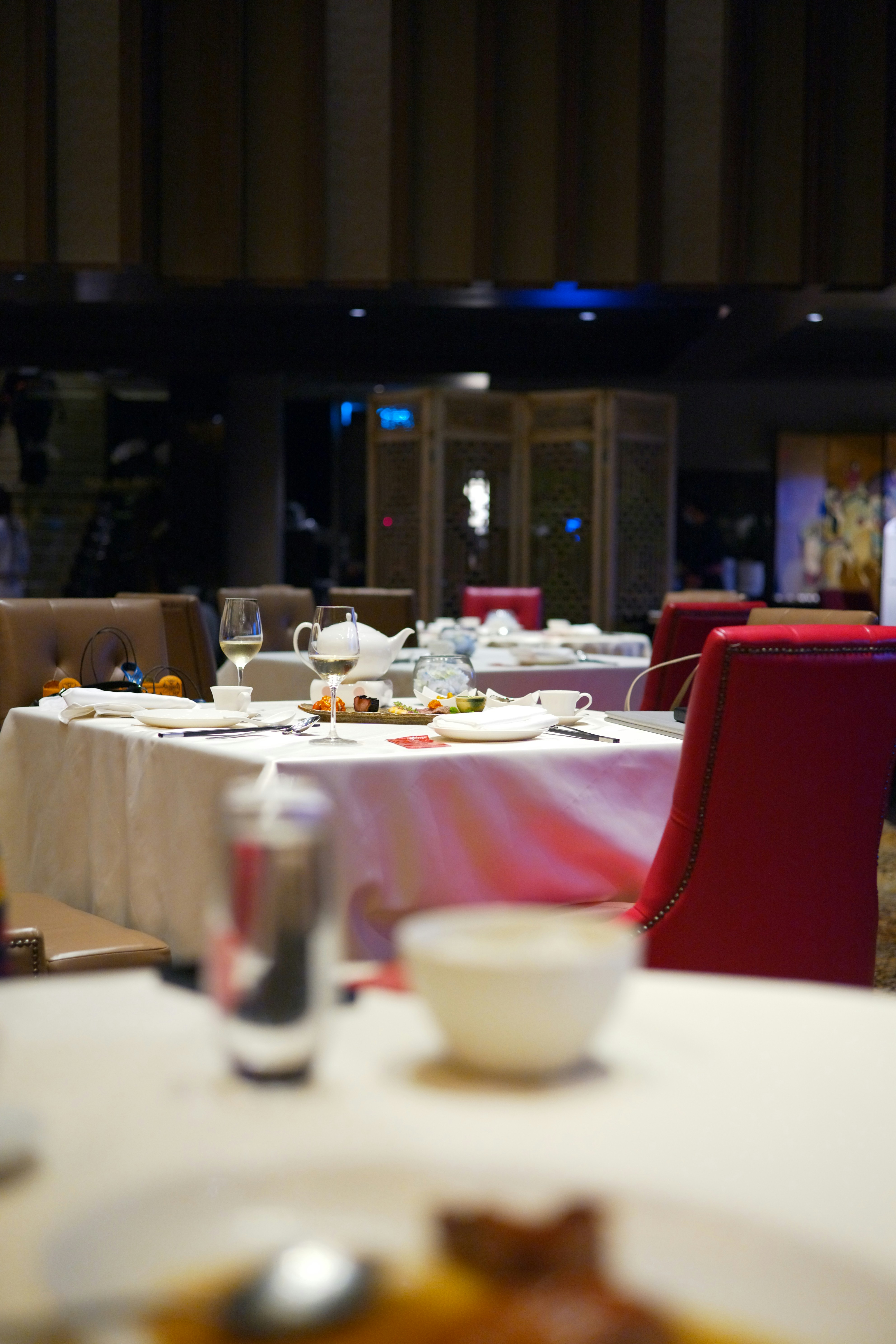 접시와 안경이 달린 테이블