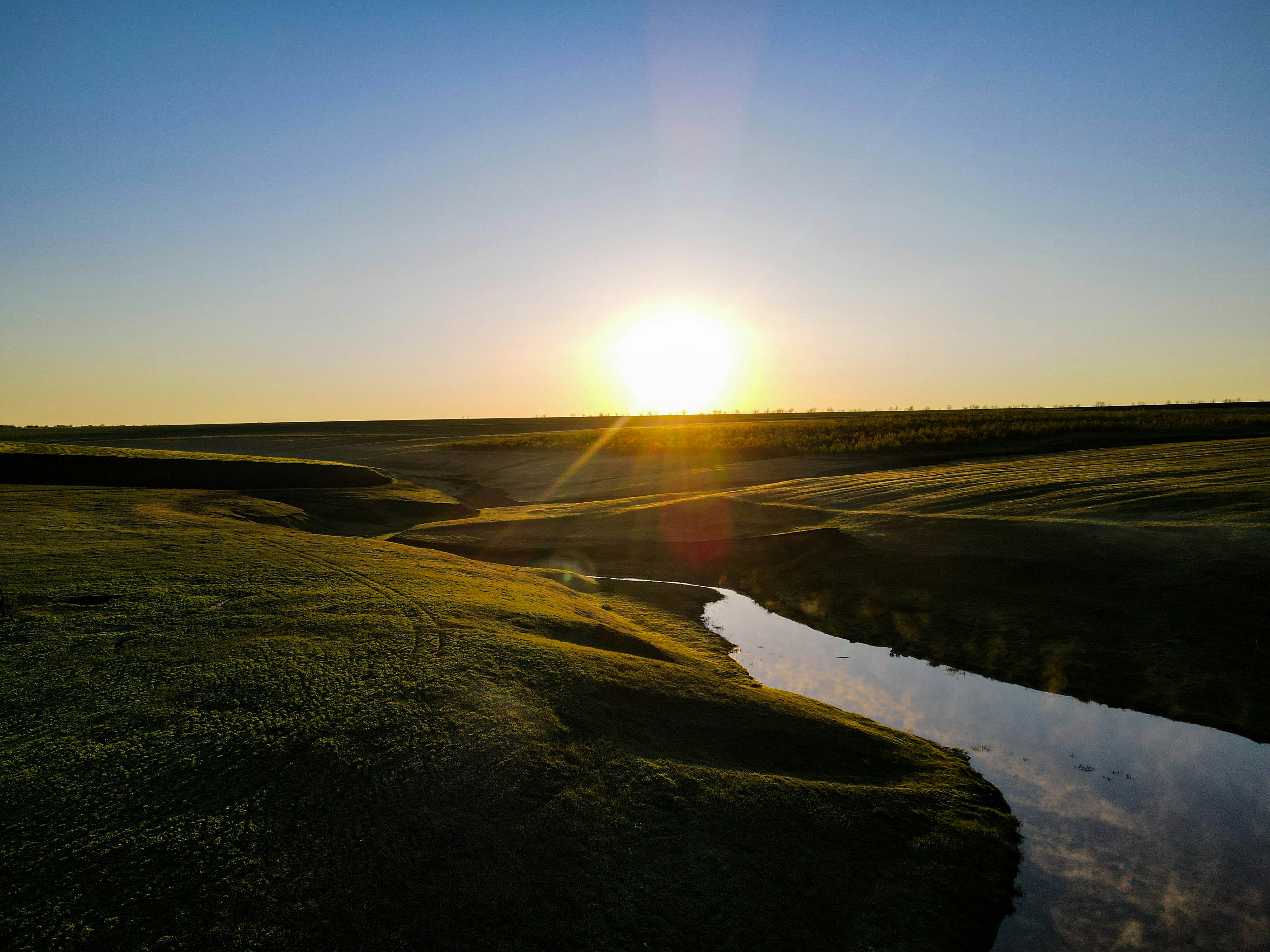 Ein Fluss mit Sonnenuntergang