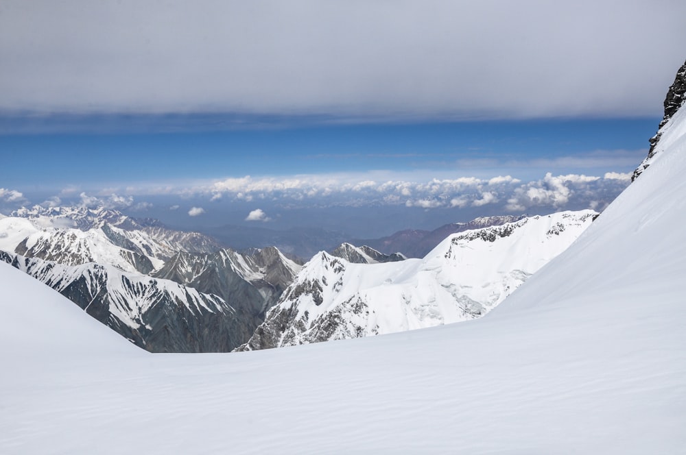 Una catena montuosa innevata