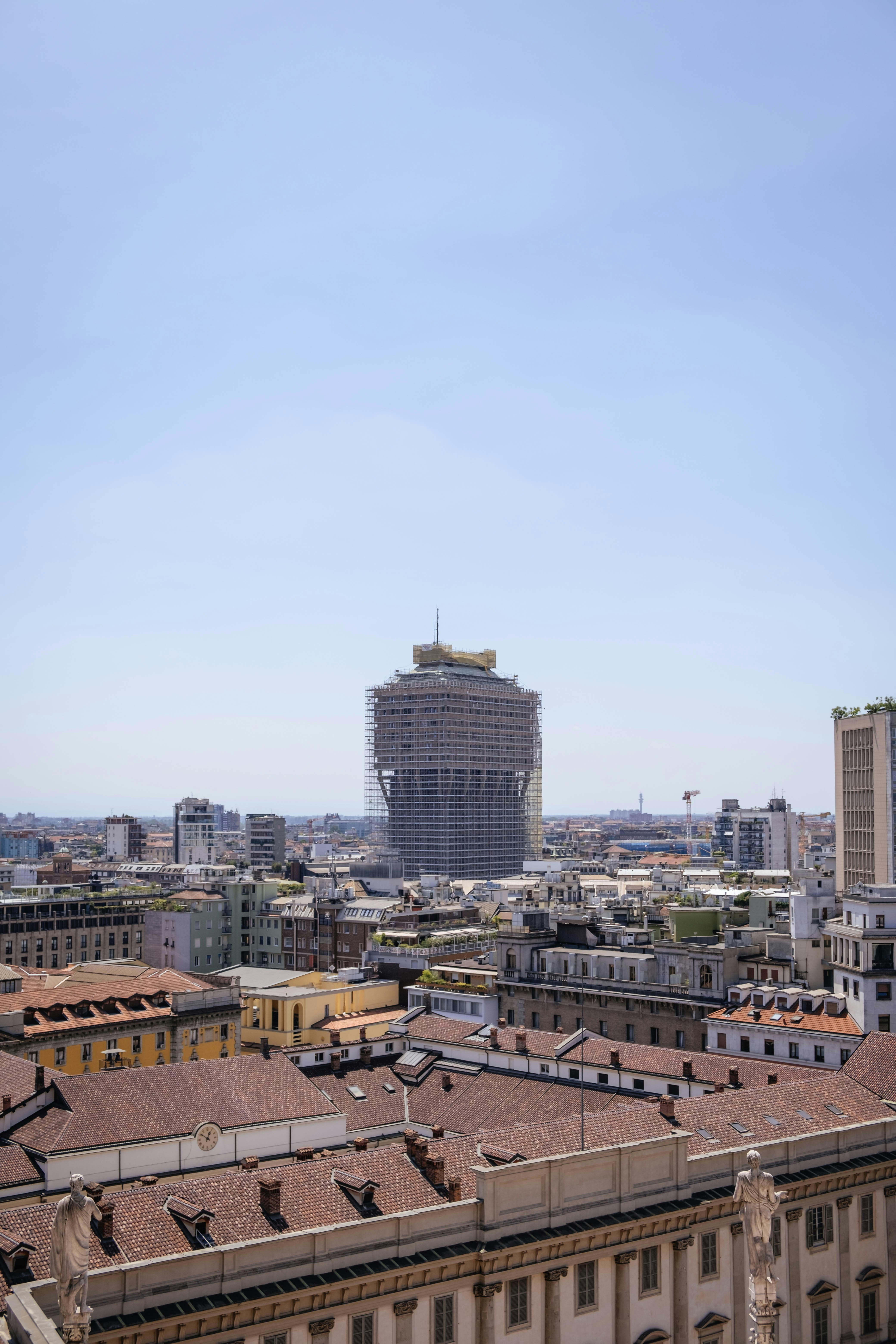 Eine Stadt mit einem hohen Gebäude