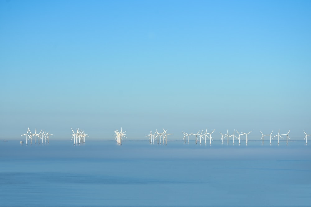 Eine Gruppe von Windkraftanlagen im Wasser