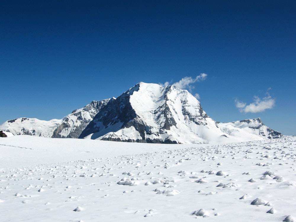 a snowy mountain range