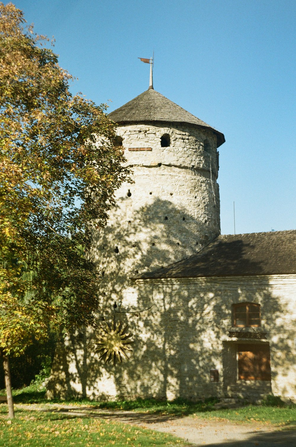 Un edificio de piedra con una cruz en la parte superior