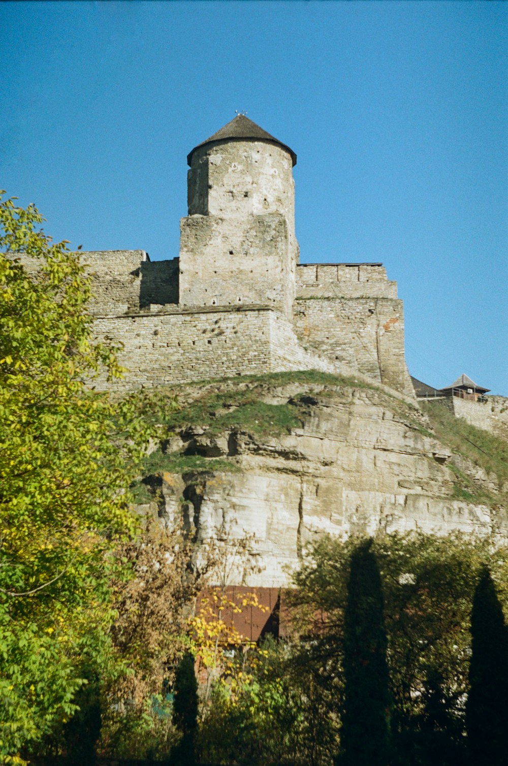 Un castillo de piedra en un acantilado