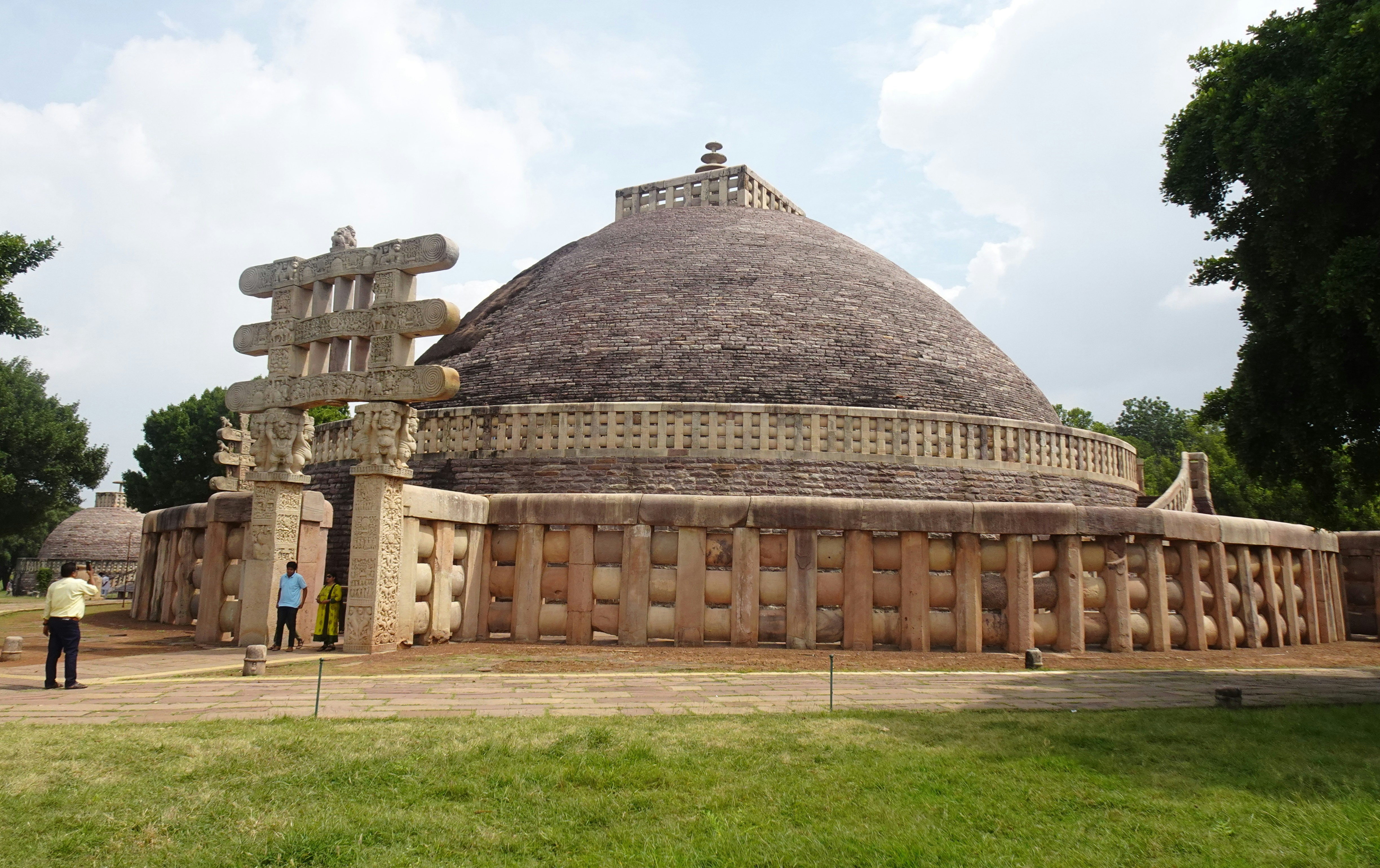 Sanchi mit einer Wiese