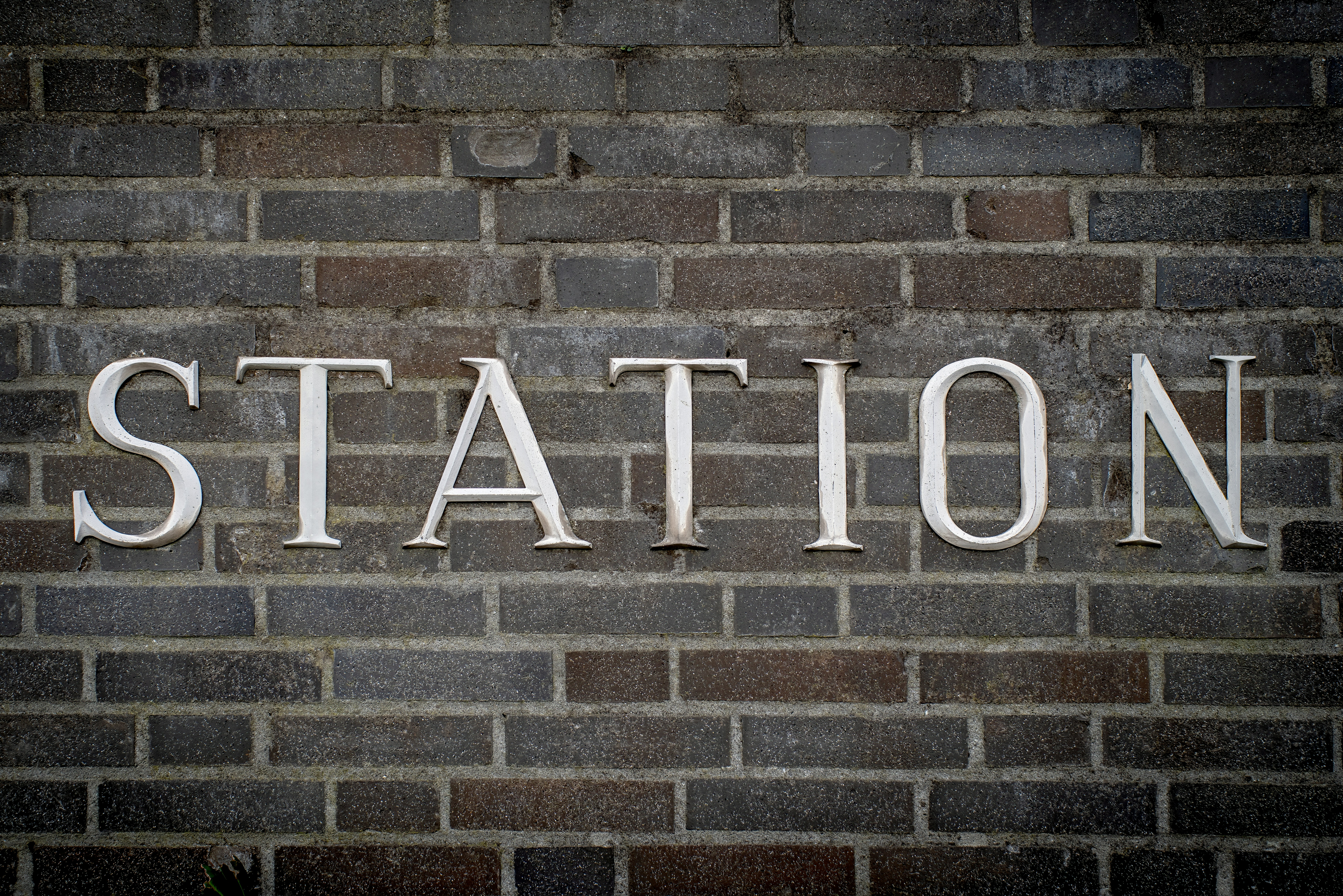 Un segno su un muro di mattoni