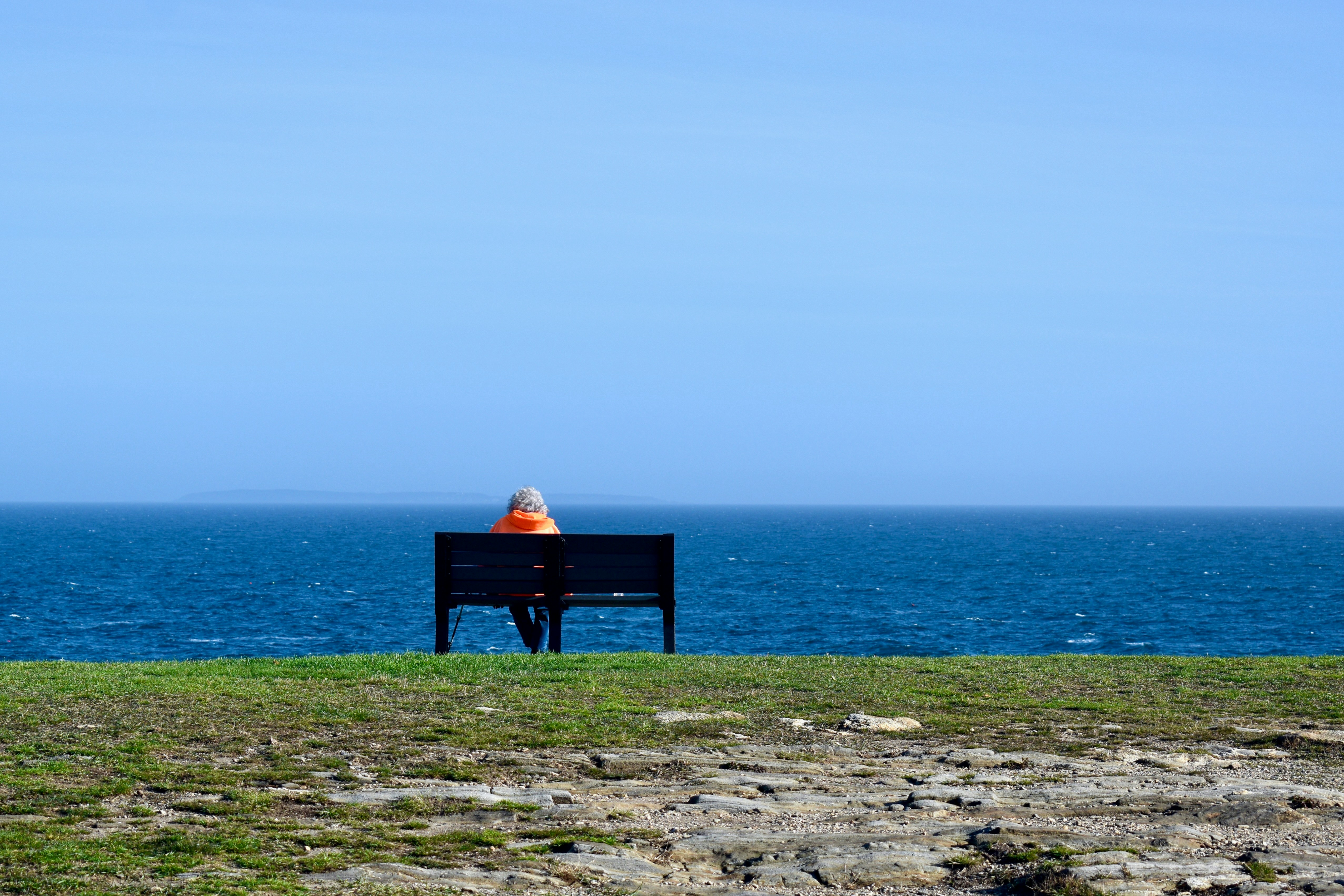 A person sitting on a bench photo – Free Alone Image on Unsplash