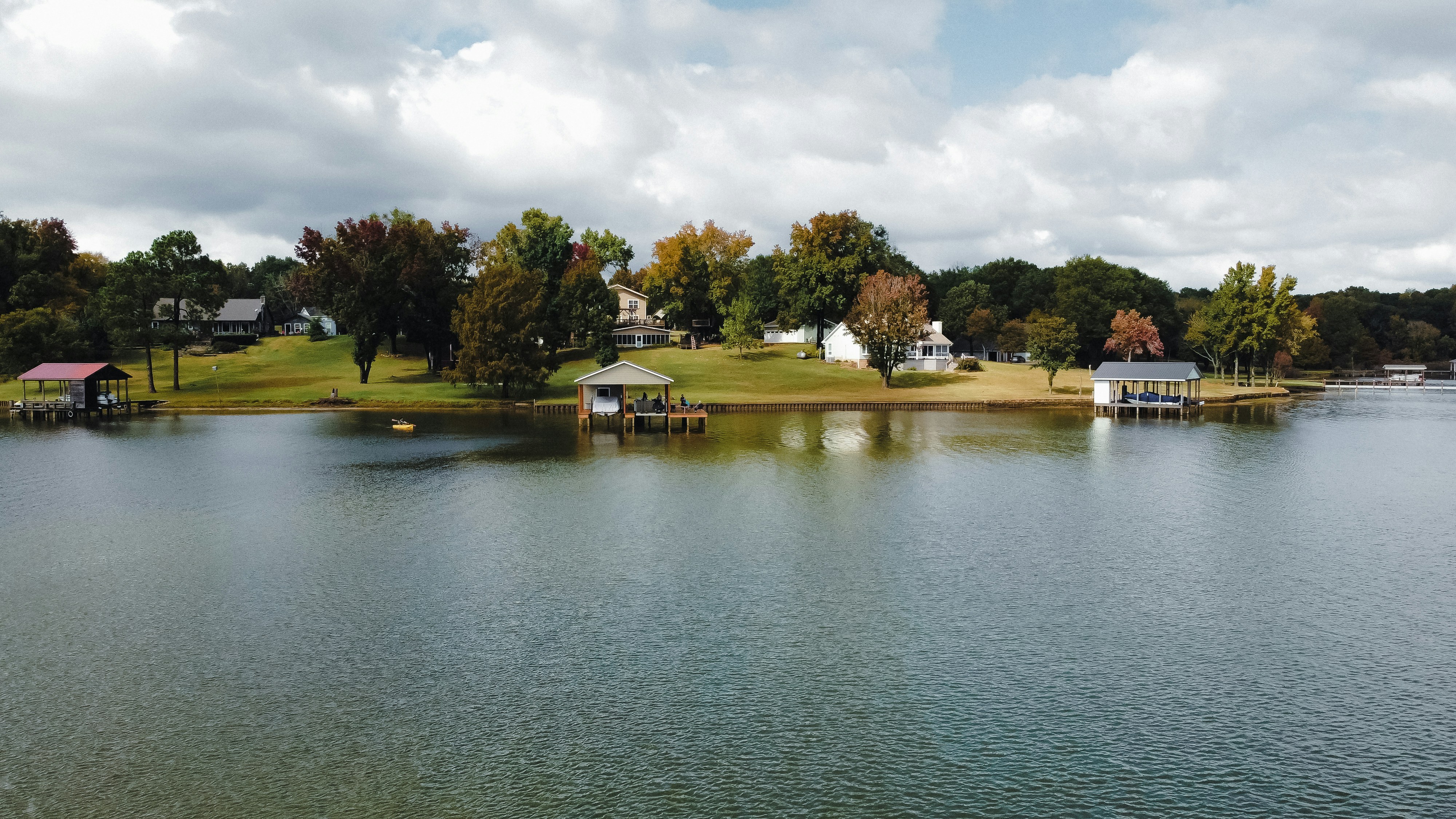 A body of water with houses and trees around it photo Free Lake bob