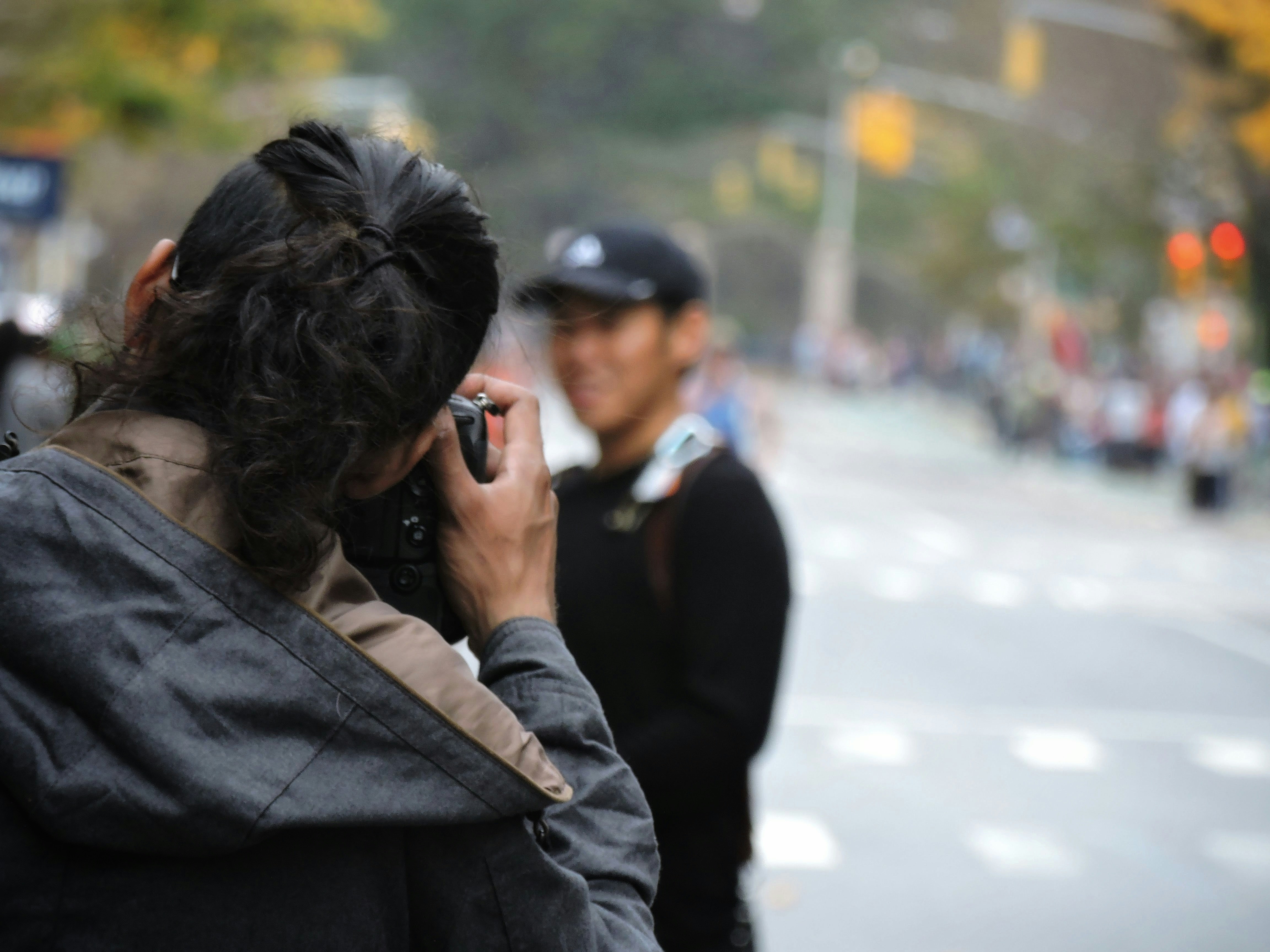 seseorang berbicara di ponsel