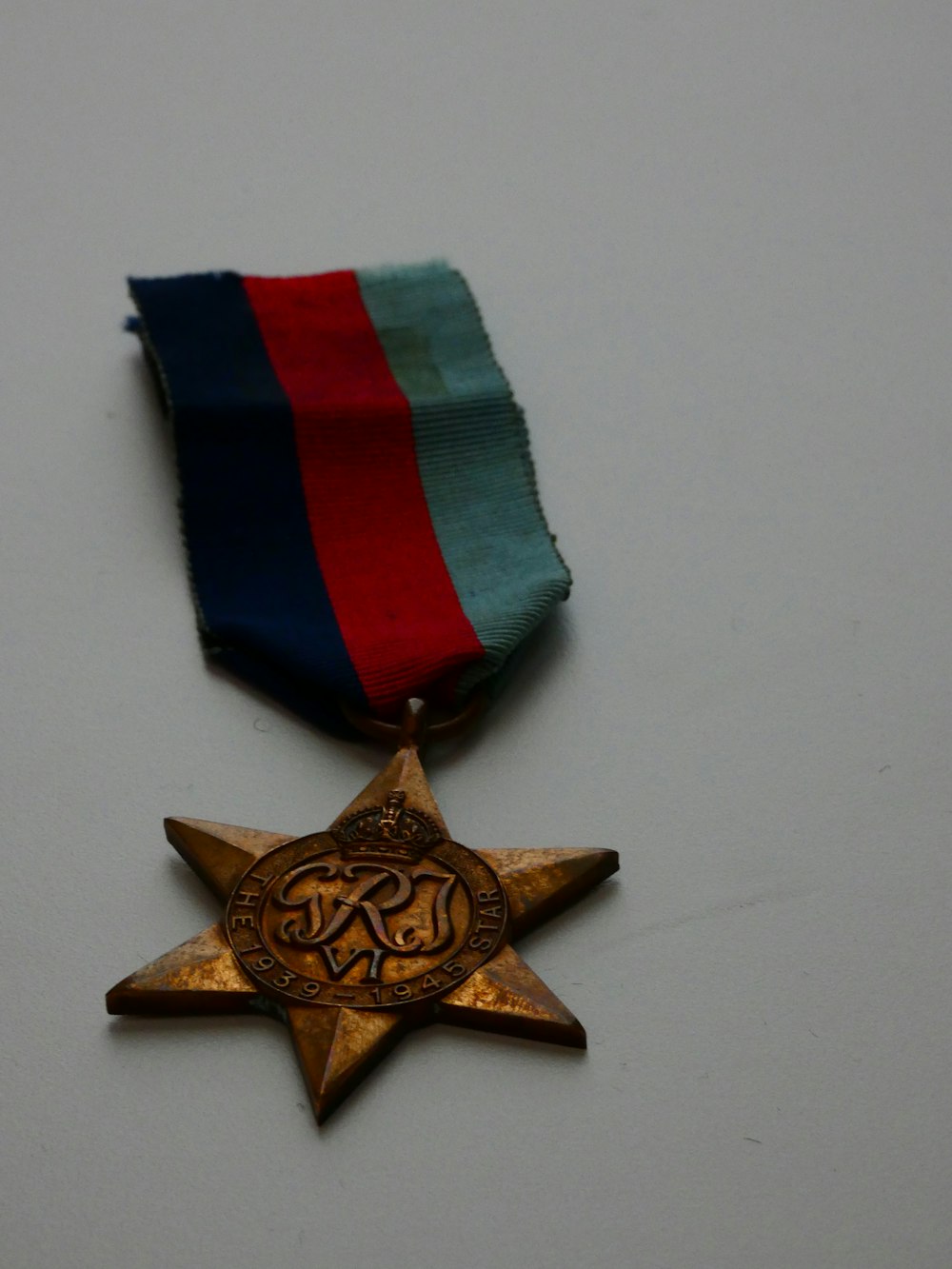 a medal with a flag