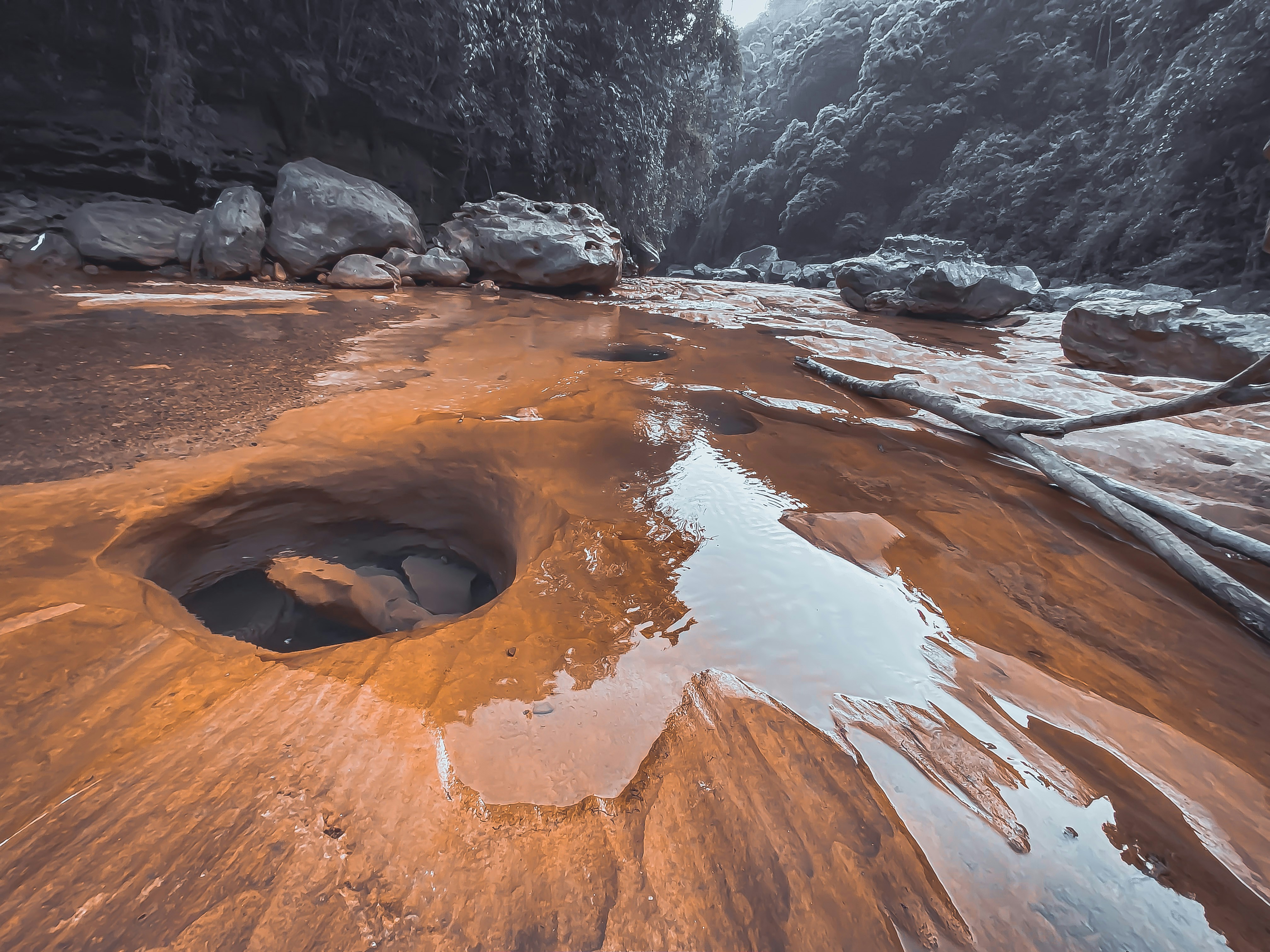 Foto El lecho rocoso de un río – Imagen Meghalaya gratis en Unsplash