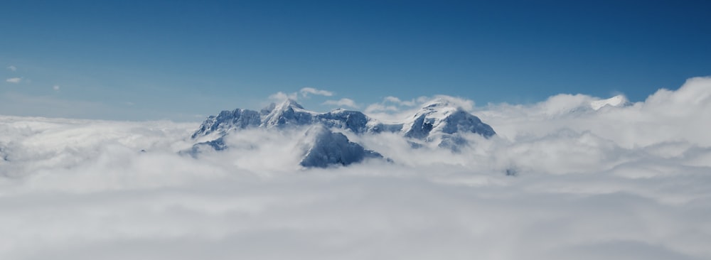 Una montaña sobre las nubes