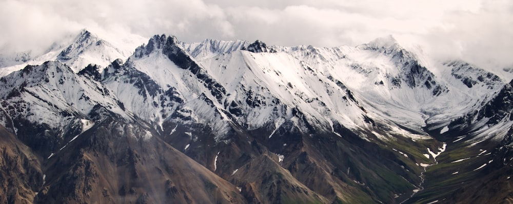 Una montaña con nieve