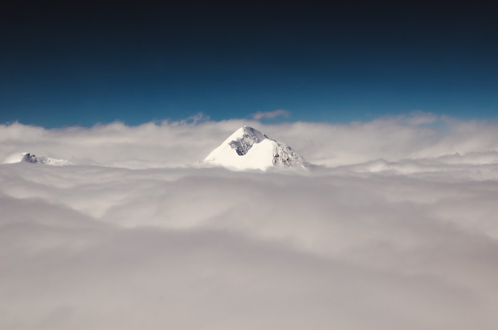 Una montaña en las nubes