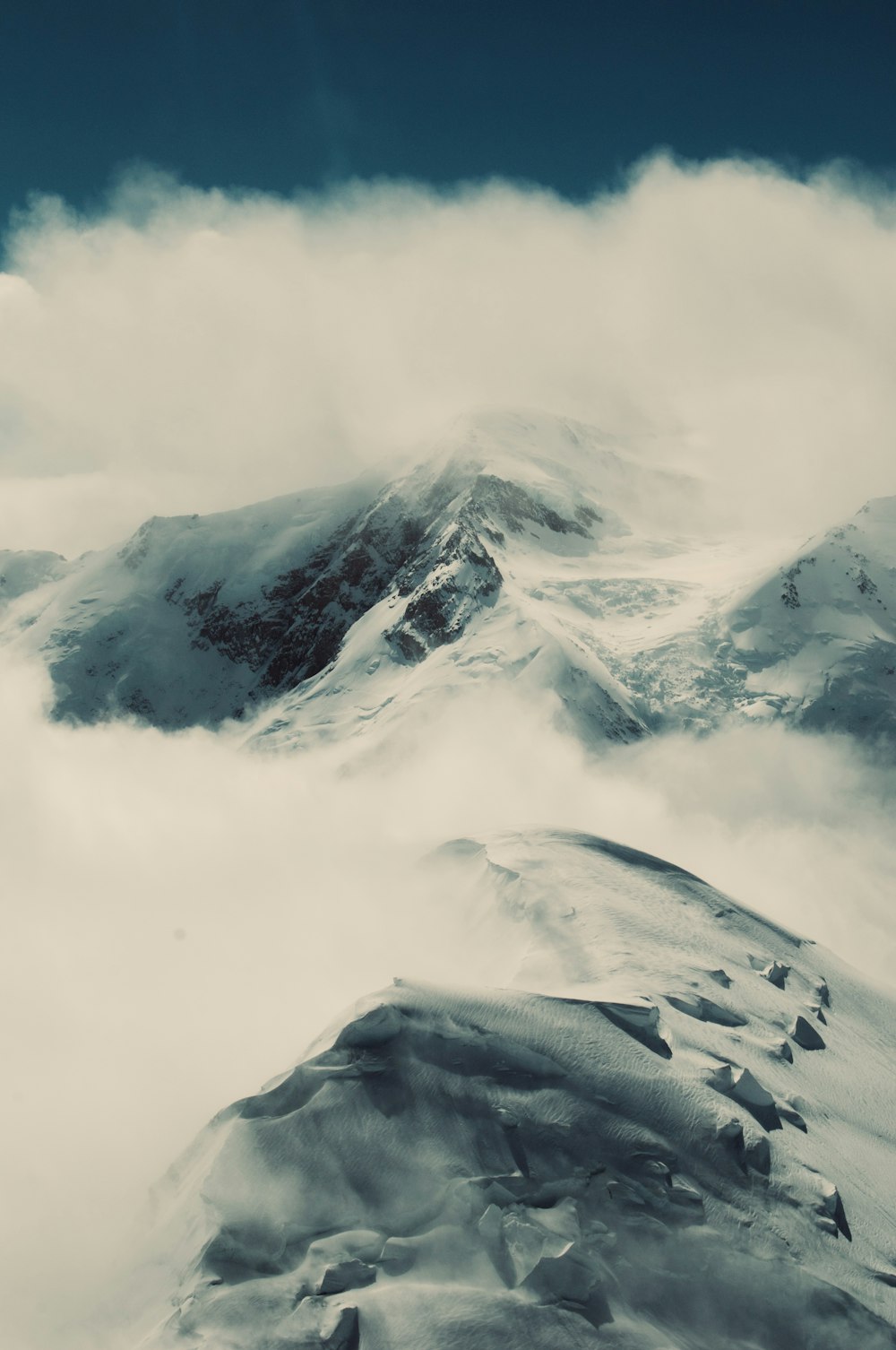 Una montaña cubierta de nieve