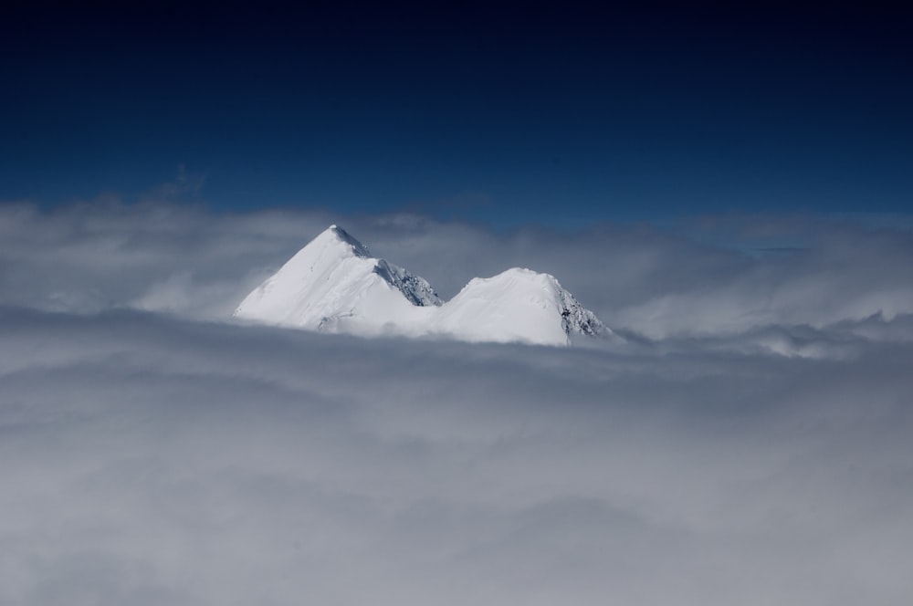 Una montaña en las nubes