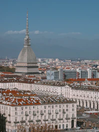 a large building in a city