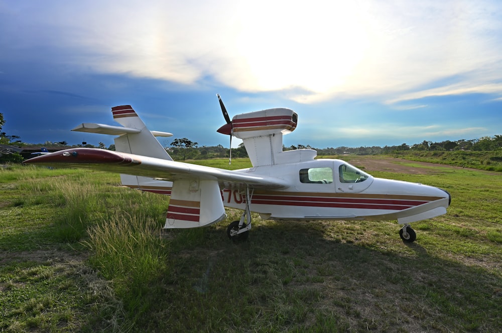 Un pequeño avión en tierra