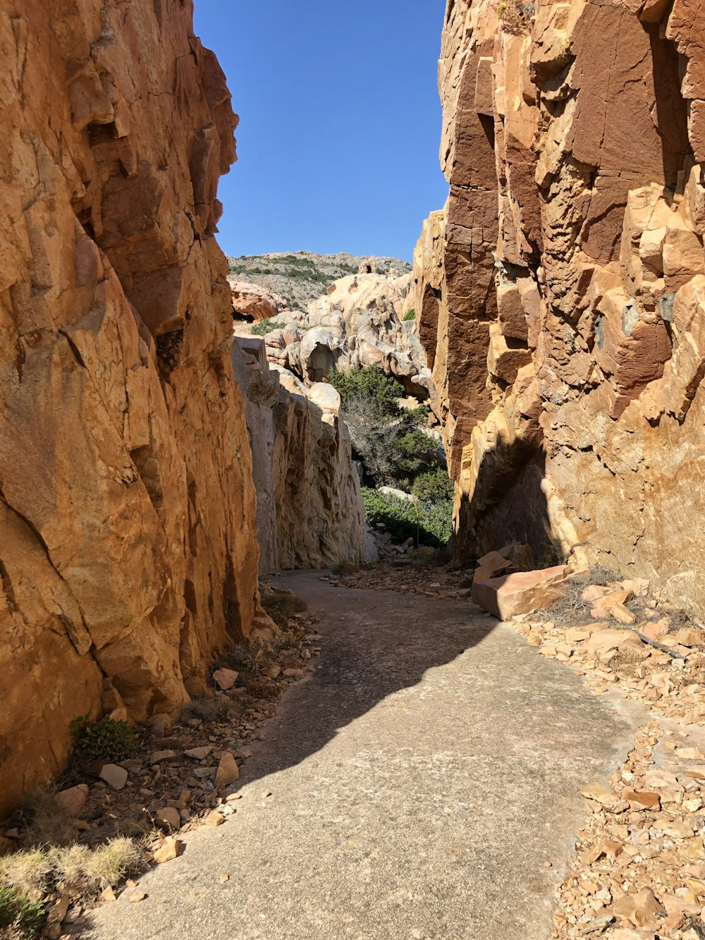 um caminho entre falésias rochosas