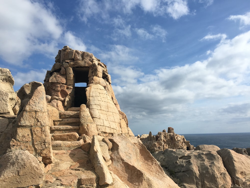 Ein Steingebäude auf einer Klippe