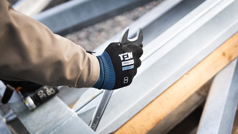 Henk Oost in zijn werkplaats