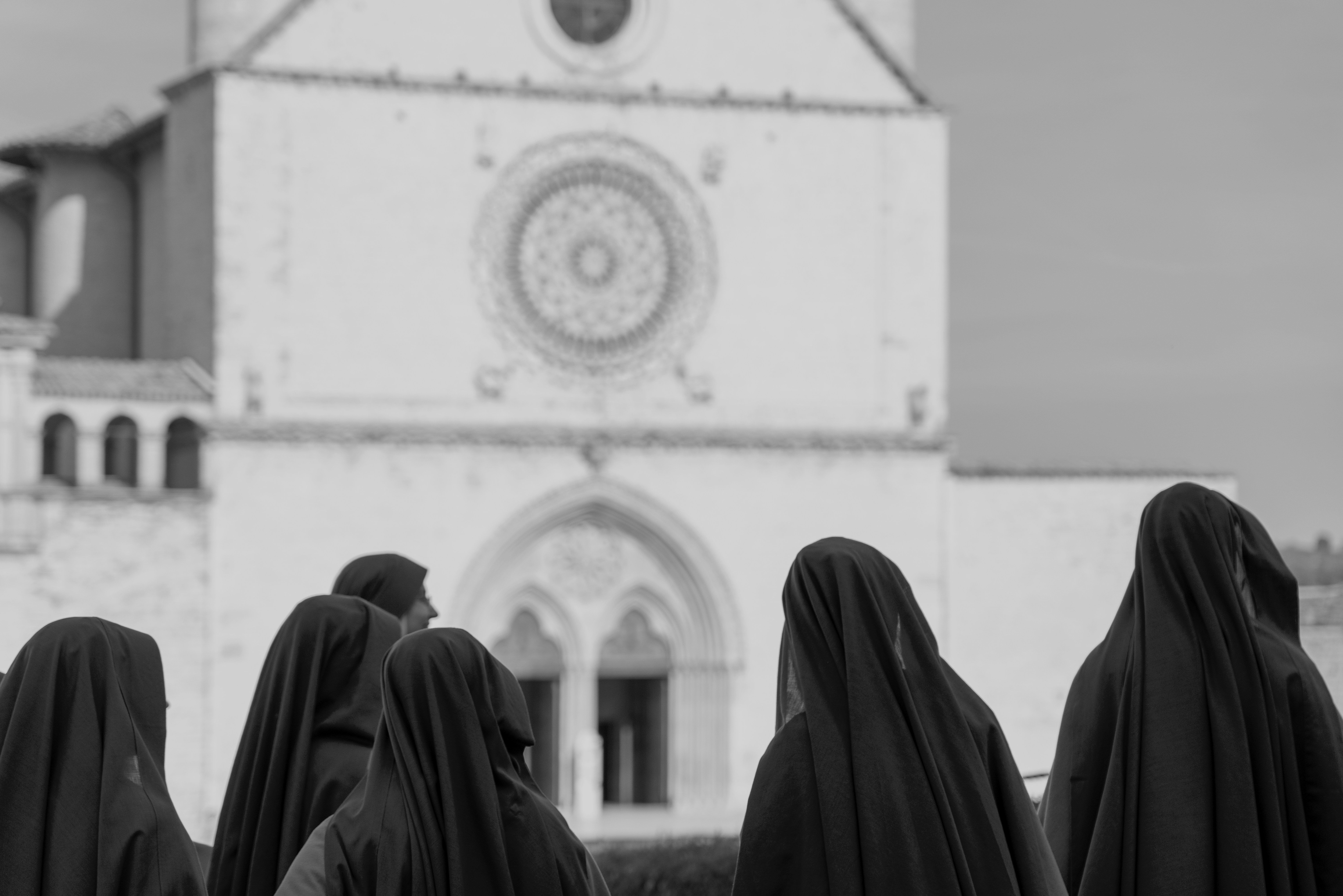 Eine Gruppe von Menschen, die vor einem Gebäude stehen