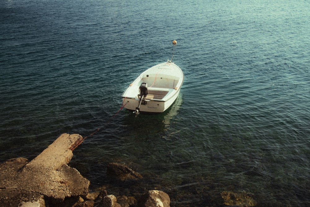 Un barco en el agua