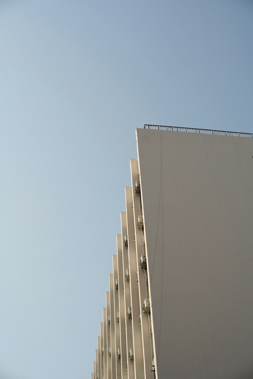 Un edificio alto con una gru