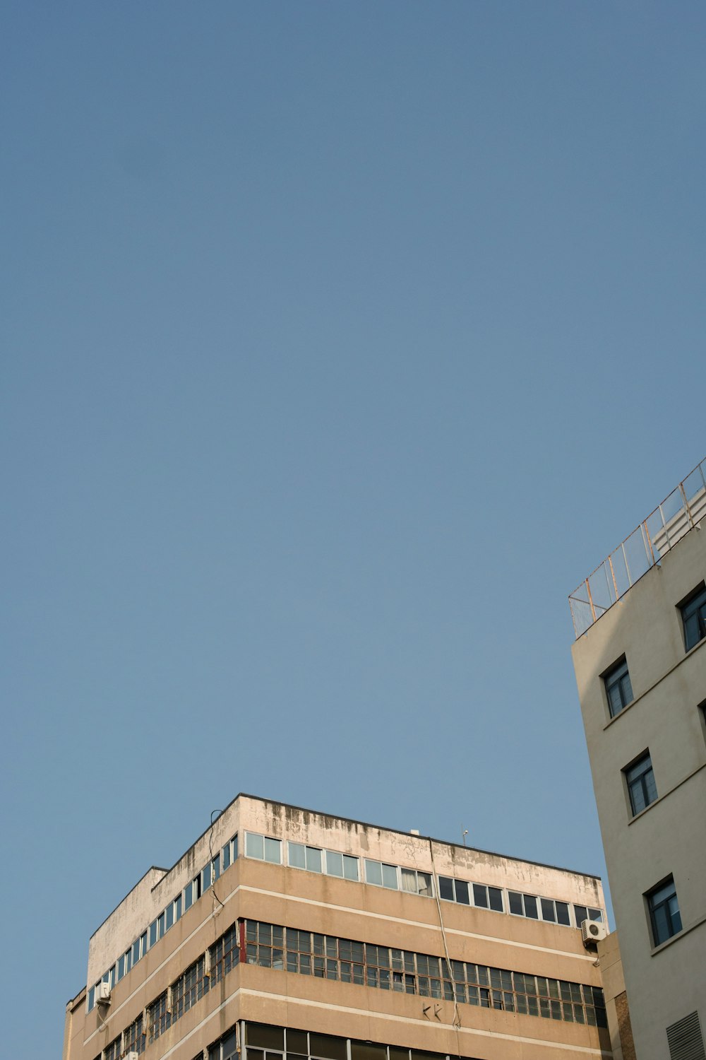 Ein Gebäude mit blauem Himmel