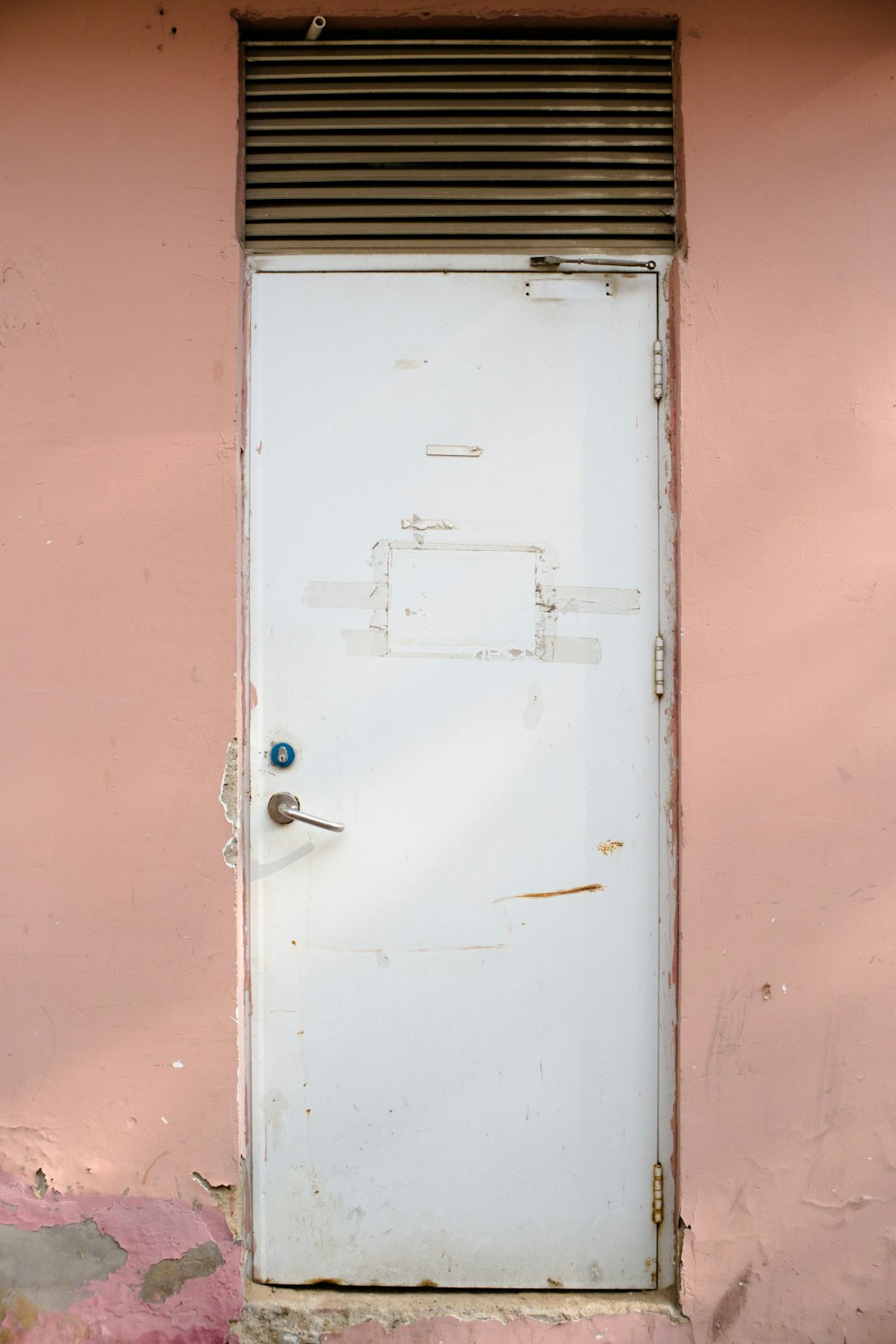 uma porta branca com uma janela