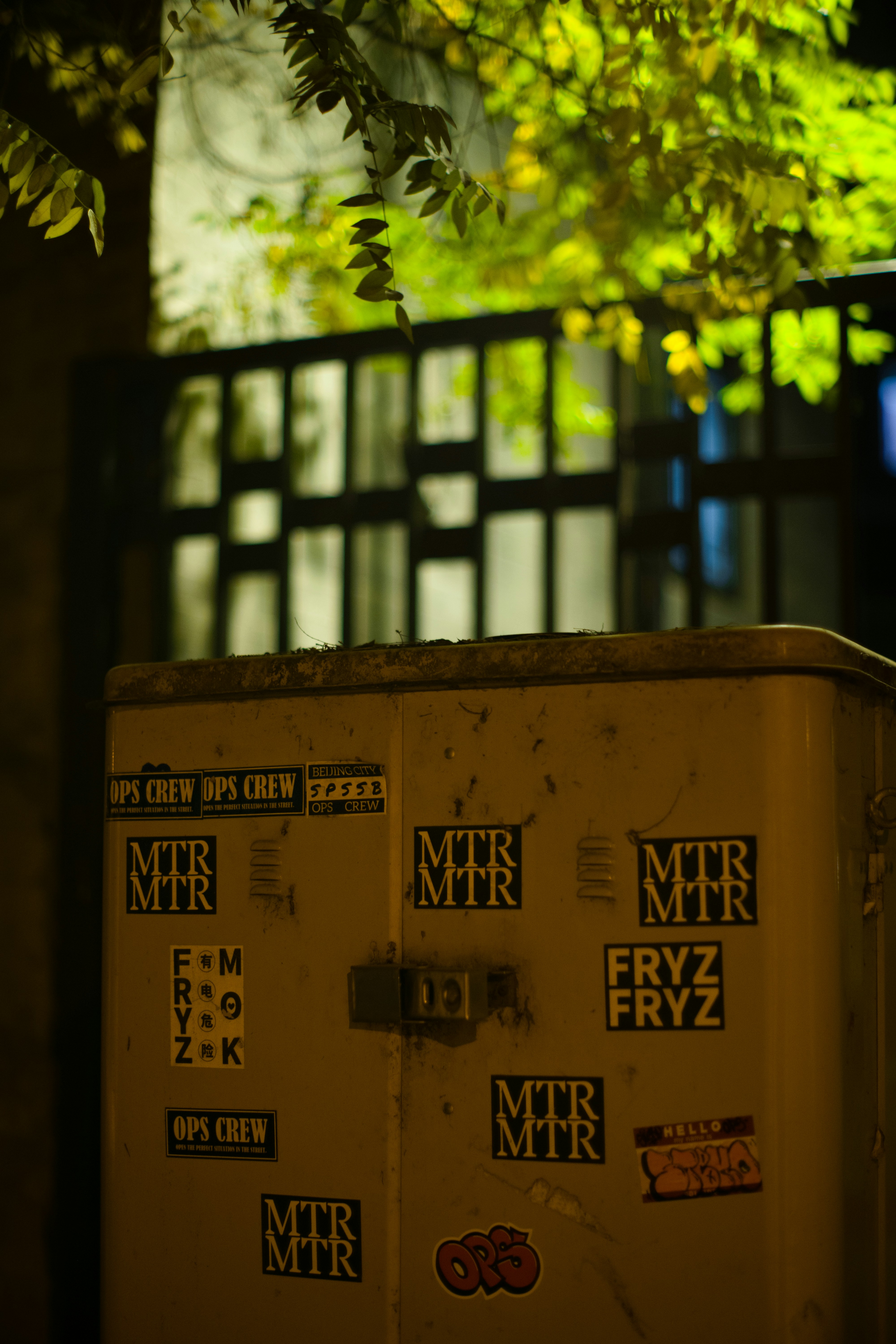 une boîte jaune avec des autocollants dessus