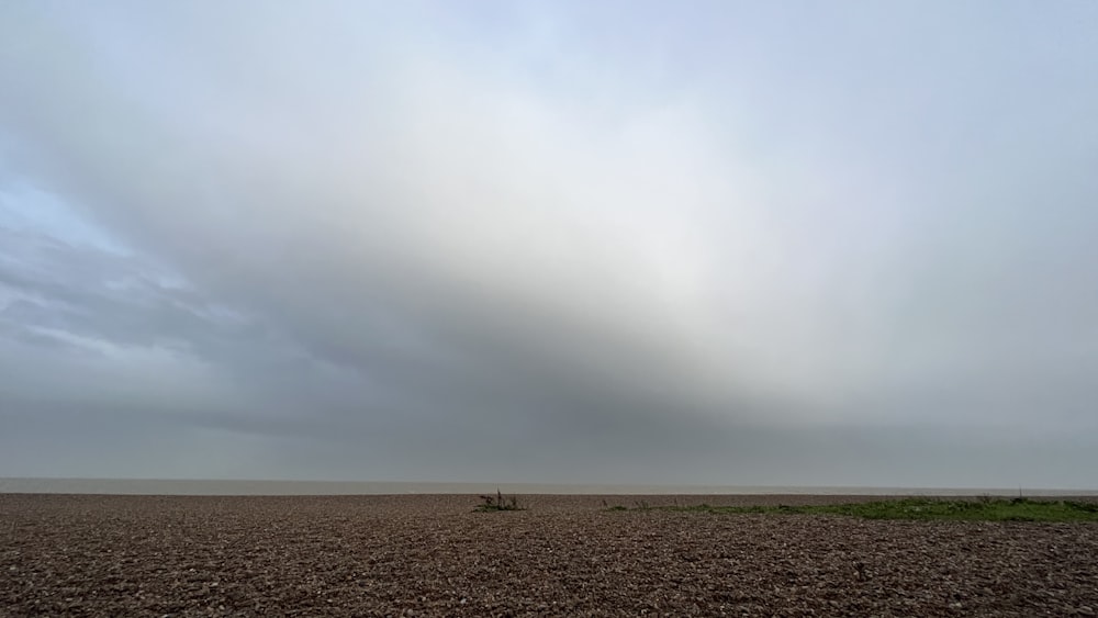 Ein großer Tornado auf einem Feld