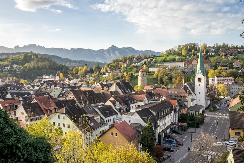 Une ville avec beaucoup de bâtiments et d’arbres