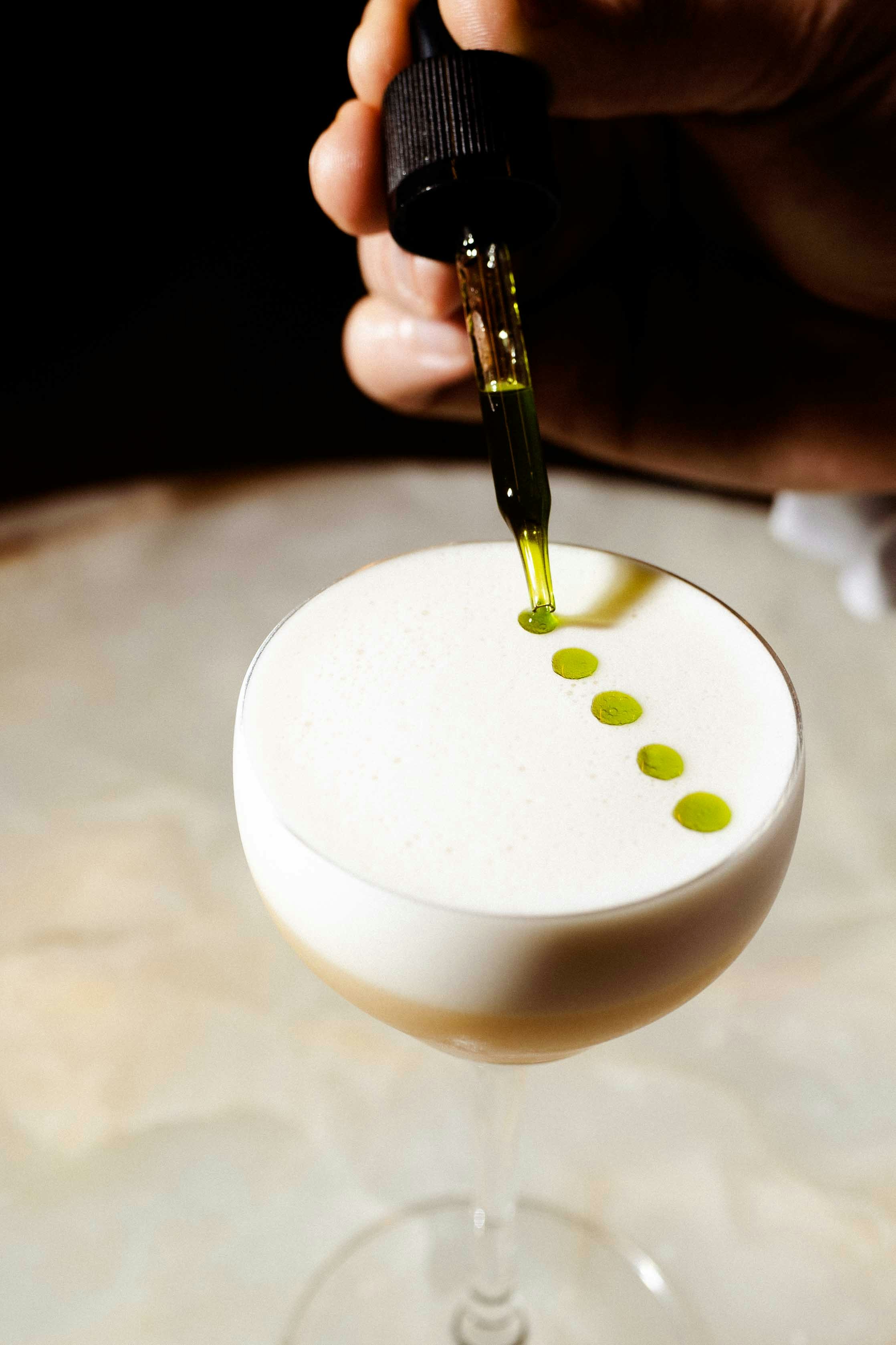 uma mão segurando um copo de líquido